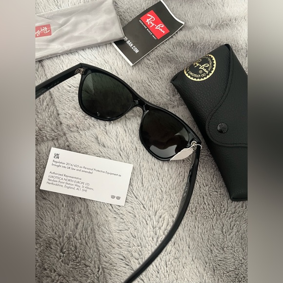 AUTHENTIC NEW W/ TAG Ray-Ban 54mm Wayfarer Sunglasses Black NWT + case & cloth!